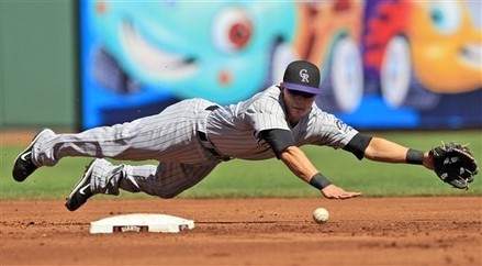 Un defenseur de baseball qui plonge pour attraper la balle