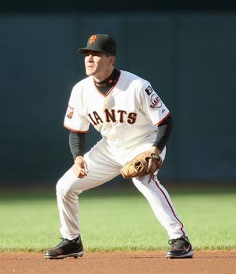 Un dfenseur vigilant et pret a bondir pour attraper la balle de baseball